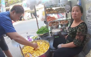 Đến review quán bánh canh 300k nổi tiếng Sài Gòn rồi nhận xét “ế, qua thời hoàng kim”, Youtuber bị chỉ trích kém duyên, cố tình chọc quê chủ quán