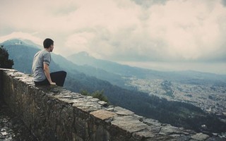 Trước khi mất, vợ nắm tay bạn thân nhất đặt vào tay tôi rồi nói lời trăn trối cuối cùng khiến tôi vô cùng khó xử