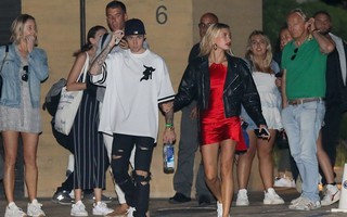 Trước thềm đám cưới, Justin Bieber dẫn vợ siêu mẫu ra ngoài hẹn hò: Hailey Baldwin “đốt mắt” người xem khi lên đồ khoe vòng 3 lấp ló