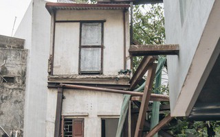 Kỳ lạ những căn nhà "tầm gửi", chống nạng chờ sập suốt 10 năm qua ở Hà Nội