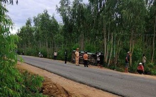 Ô tô lao như "tên bắn" vào tổ CSGT đang chặn bắt, một chiến sĩ và xe chuyên dụng văng vào lề đường