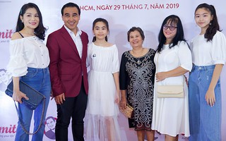 Bà xã đưa gia đình đến chúc mừng Quyền Linh nhưng nhan sắc cùng chiều cao vượt trội của cô con gái mới gây chú ý