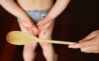 Đừng tưởng đánh trẻ mà dễ: Con gái 9 tuổi ngây ngô "ăn tranh" thức ăn của chó, bà mẹ dùng muỗng gỗ trừng phạt và cái kết không tưởng