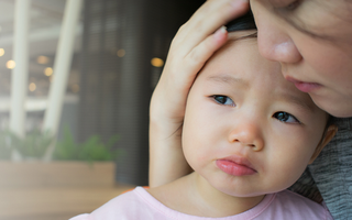 Lục tìm tài liệu quan trọng cho chồng, tôi bàng hoàng khi thấy  tờ giấy tố cáo chuyện quá khứ của mình, nghĩ đến thái độ của chồng mà tôi nổi da gà