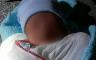 Bé trai còn nguyên dây rốn bị bỏ rơi dưới chân cầu giữa đêm