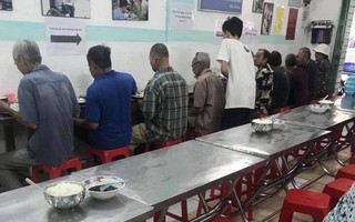 Ông cụ cầm 2.000 đồng vào quán từ thiện nhưng... hết cơm và hành động nghĩa tình của người Sài Gòn sau đó khiến dân mạng rơi nước mắt