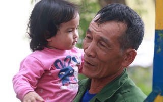 Người đàn ông "nhặt được vợ" khi đi vớt xác trên sông Hồng: Không có một đám cưới, đến với nhau để gọi hai tiếng "ông bà"