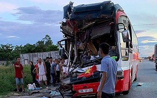 Xe chở đoàn khách đi du lịch đâm đuôi container, 15 người thương vong
