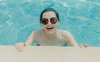 50 tuổi, "Thánh cô" Hứa Tình của Tiếu ngạo giang hồ vẫn khiến người ta ghen tị khi diện bikini khoe vóc dáng 