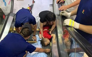 Bé 2 tuổi suýt mất cánh tay do bị kẹt vào thang cuốn, mẹ la hét cầu cứu không ngừng