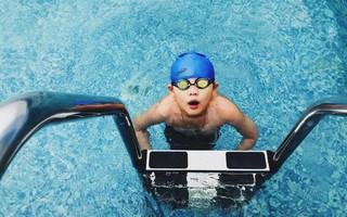 Hóa chất trong bể bơi có thể khiến bé bị đau mắt, xót da: Chuyên gia đưa ra giải pháp không bố mẹ nào được làm ngơ