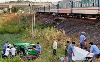 Xe taxi bị tàu hỏa tông văng hàng chục mét, 5 người thương vong