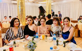 Chụp ảnh cùng hội chị em nghệ sĩ, Cát Tường nổi bật hơn hẳn khi tích cực mặc trễ nải khoe gò bồng đảo căng đầy