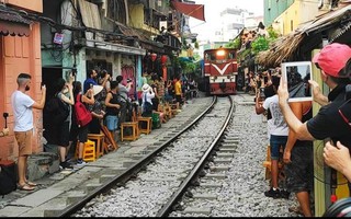 Hà Nội: Bất chấp nguy hiểm, khách du lịch vẫn thản nhiên chụp ảnh, ăn uống ngay sát đường ray tàu