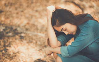 Trước khi mất, mẹ chồng tôi thều thào: "Cho mẹ bế cháu một lần được không?", tôi băn khoăn nhìn chồng nhưng anh dằn lòng ôm con bỏ đi chỗ khác
