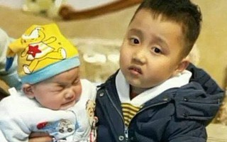 Góc "làm anh khó đấy": Cuối tuần vẫn phải trông em, cậu bé có ngay biểu cảm khiến dân mạng cười lăn lóc