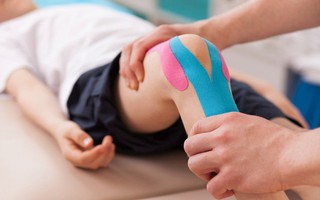Thấy cháu đi khập khiễng, ông mua canxi cho uống nhưng tình trạng ngày càng tồi tệ vì thứ dị vật mắc kẹt trong người suốt 6 năm