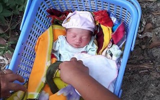 Phát hiện một bé gái sơ sinh bị bỏ rơi trước của nhà lương y tại Bắc Giang