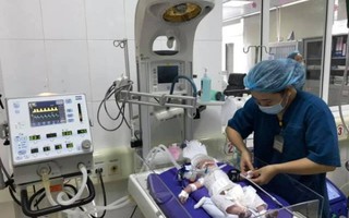 Bé sơ sinh tím tái toàn thân, không phản xạ, không khóc vẫn sống sót kỳ diệu