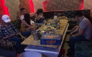 Tiếp viên ăn mặc hở hang phục vụ khách chơi ma túy ở nhà hàng trung tâm Sài Gòn