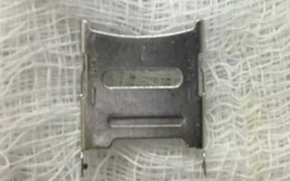 Nghịch khay sim điện thoại, bé 2 tuổi nuốt luôn vào họng