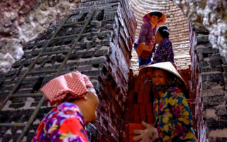 Mẻ gạch cuối cùng của 9 người phụ nữ miền Tây: 30 năm nuôi được con cái cũng nhờ cái mùi khói gạch này!