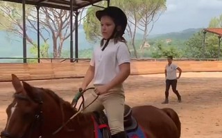 Công chúa nhỏ Harper Beckham lại khiến dân mạng xuýt xoa trước độ trưởng thành khi tập cưỡi ngựa
