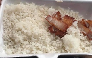 Khách chê hộp cơm thành phố 20k chỉ có cơm trắng với 3 miếng thịt, liền bị người làm trong quán khuyên “nên về quê mua thịt thối mà ăn”