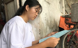 Nhận giấy báo nhập học, nữ sinh nghèo nghẹn ngào nhờ mẹ cất vào tủ vì không có tiền đi học