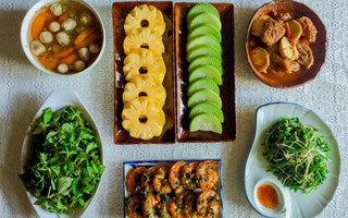 Các mẹ ra mà xem, vợ nhà người ta nấu mâm cơm "lấn lướt" cả nhà hàng luôn này!
