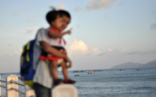 Ông chồng than trời vì trăm năm mới nhờ được vợ làm phó nháy, thế mà cái gì cũng rõ, ngoại trừ mặt mũi của hai bố con