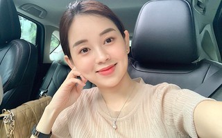 Ly Kute khoe ảnh selfie mà bạn bè nhao nhao kêu khác, cô bật mí "sương sương" khiến ai nấy ngã ngửa