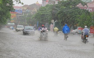 Bão Bailu cuồn cuộn áp sát biển Đông, một cơn bão khác đang hình thành ở Thái Bình Dương, gây mưa lớn cho các tỉnh Bắc Trung Bộ