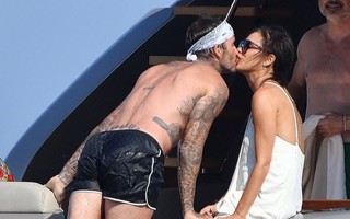 Vợ chồng Victoria - David Beckham công khai khóa môi ngọt ngào trước tin "đường ai nấy đi"