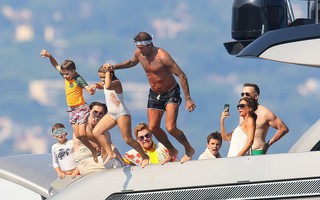 “Công chúa” Harper Beckham diện bikini lộ bụng tròn xoe trông vô cùng đáng yêu