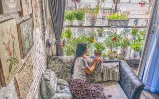 Từ khoảng ban công trống trơn, mẹ trẻ khéo tay decor thành "khu vườn" xanh ngập tràn hoa hồng ở TP. HCM