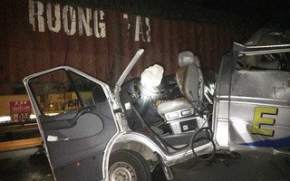 Xe khách đâm vào đuôi container đang đánh lái vào lề đường, 16 người nhập viện trong đêm