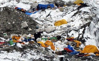 Nepal chính thức cấm mang nhựa lên Everest - bước đầu giải quyết hàng tấn rác chất thành núi trên "nóc nhà của thế giới"