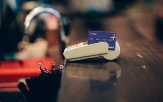 Hầu như ai cũng có tài khoản ngân hàng, vậy phí tài khoản của các ngân hàng hiện nay ra sao?