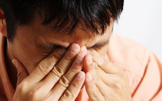 Chồng mắc bệnh giang mai dù 2 năm không hề "quan hệ" với vợ, nguyên nhân không thể đáng trách hơn