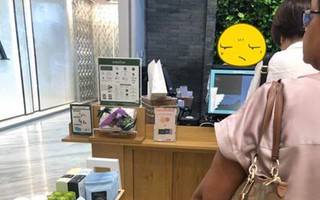 Đi mua đồ ở hãng mỹ phẩm có tiếng, cô nàng đã bị nhân viên coi thường lại còn bị quẹt thẻ 2 lần