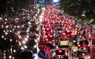 Bão số 4 đang di chuyển vào đất liền, Hà Nội mưa gió khủng khiếp, các tuyến đường bị ùn tắc nghiêm trọng