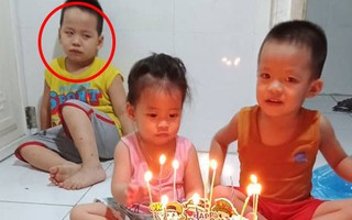 Sinh nhật mình mà 2 đứa em ăn ké quá nhiệt tình, cậu bé ra góc nhà ngồi nhìn các em "diễn sâu" khiến dân mạng cười bò