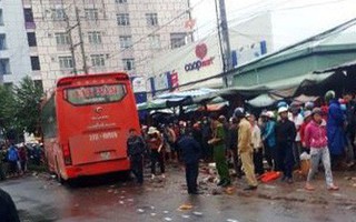 Xe khách lao vào chợ ven đường, ít nhất 3 người chết