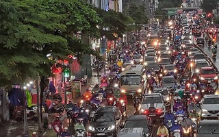 Về quê nghỉ lễ 2/9: Trời Hà Nội mưa như trút nước, đường Sài Gòn chật cứng, người dân chen nhau mua vé ở bến xe