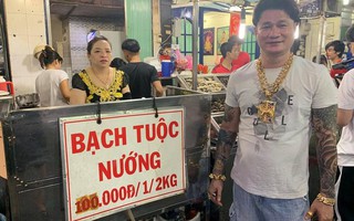 Quán ốc kỳ lạ tại Sài Gòn với ông bà chủ thường dùng "tuyệt chiêu" đeo cả trăm cây vàng để thu hút khách