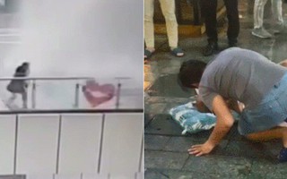 Khoảnh khắc gây sốc: Người phụ nữ bị nước mưa đổ ập xuống cuốn phăng cả chục mét khi đang đi trong trung tâm thương mại