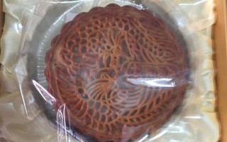 Bánh Trung thu siêu to khổng lồ, nặng 4kg, cả nhà ăn không hết