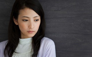 Đang sốt sắng đi tìm mẹ chồng, tôi lại thấy lọ thuốc chuột lăn lóc dưới gầm giường, câu nói chua cay của bố chồng khiến tôi lặng người