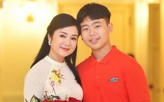 Lần xuất hiện hiếm hoi của cậu út 13 tuổi nhà người đẹp "Lá ngọc cành vàng" Thu Hà 